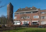 De voormalige Apotheek Bergema met op de achtergrond de watertoren.
<br/>
Marcel Westhoff, 2019-02-01